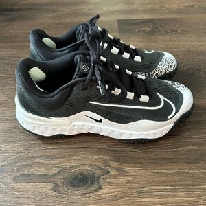 Nike Womens Alpha Huarache Elite 4 Turf Sneakers
